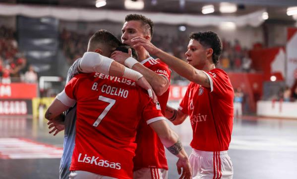 Equipa do Benfica festeja o golo de Bruno Coelho