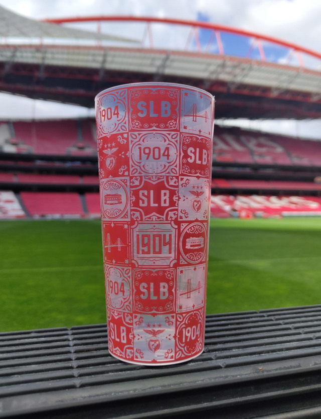Copos reutiliz&#225;veis do Benfica