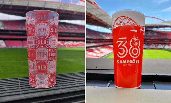 Copos reutiliz&#225;veis do Benfica