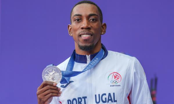 Pedro Pichardo com a medalha de Prata