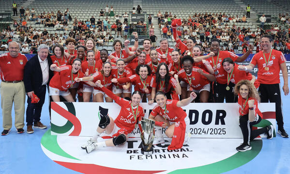 Benfica team with the Portuguese Cup trophy