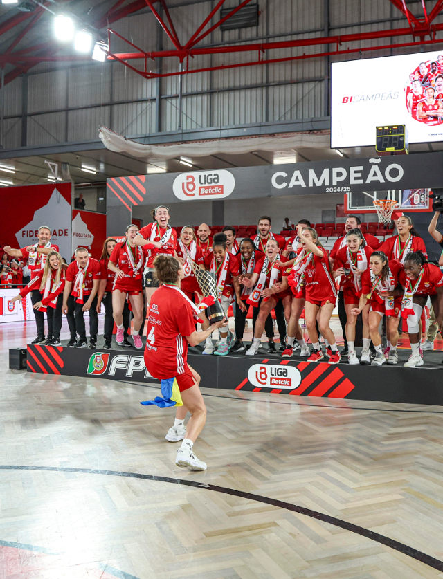 Marcy Gon&#231;alves lifts the trophy