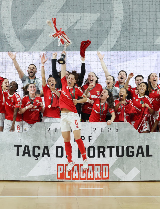 Benfica celebrating with the Portuguese Cup trophy