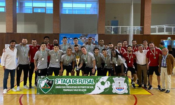 Equipa do Benfica com o trof&#233;u
