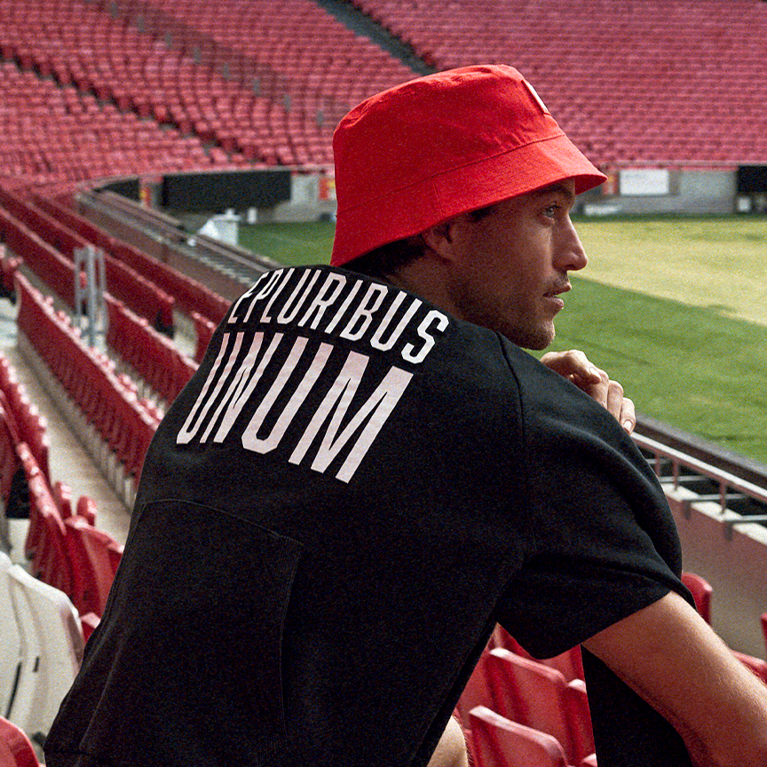 Modelo com Panamá Vermelho Benfica