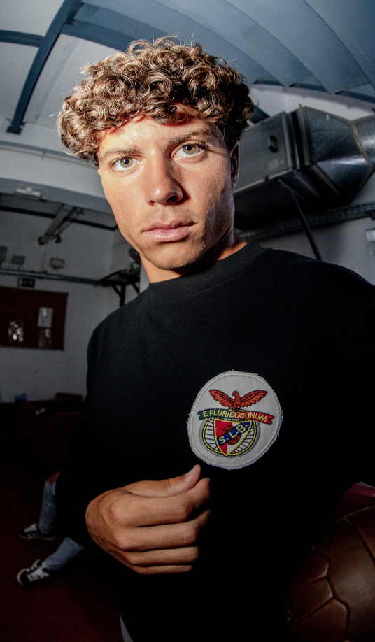 Jogador Equipa B 2024/25 SL Benfica com Camisola Preta Retro Emblema Benfica