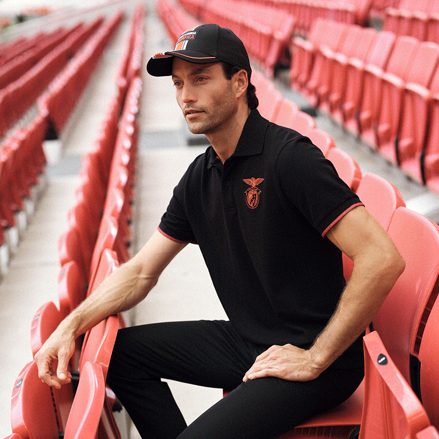 Modelo com Polo Preto com emblema do SL Benfica